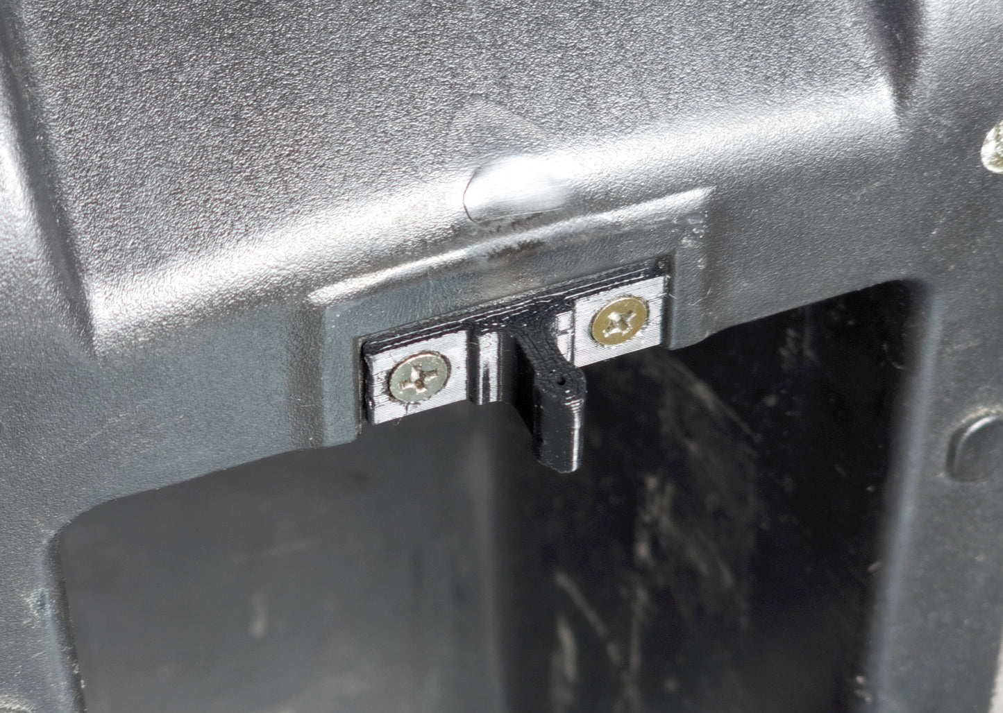 Mitsubishi Challenger PA Triton Pajero Montero 1996–2008 Armrest Console Clip Latch